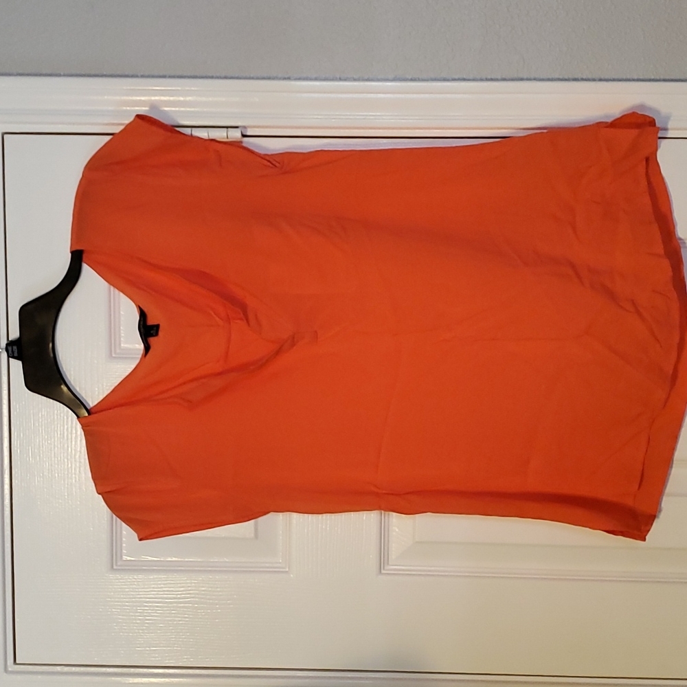Blouse in a coral or peachy color
